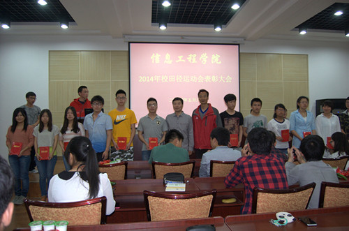 何卫军副书记、杜养军老师为&ldquo;先进工作者&rdquo;颁奖