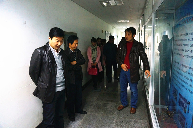 何卫军副书记参观山西农大beat365官方网站学生科研竞赛成果展