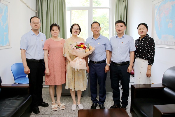 7ede376a33984da2af8933a076516ffa.jpg 闫祖书看望慰问beat365官方网站杨沛副教授 - 副本.jpg